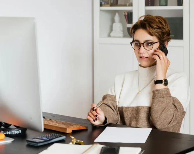 mujer-programando-cita